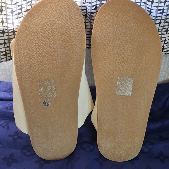 Shu Shop Women's Beige Bernarda Sandal Size 6.5 Pre-own - Picture 8 of 9